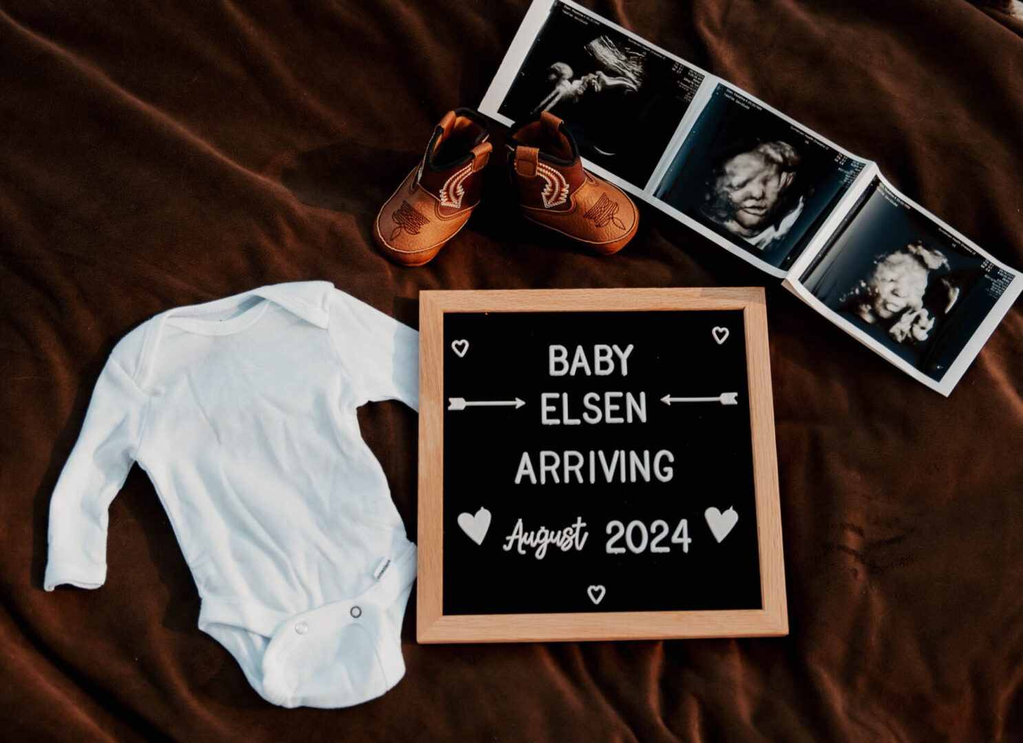 A baby announcement with a photo of the birth.